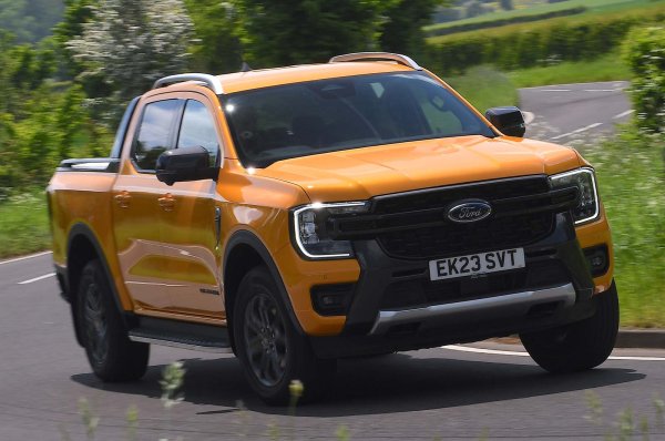 Най-популярният пикап в доста страни и е лесно да се разбере защо. В сравнение с предшественика си - Ranger направи голям скок в привлекателността, черпейки вдъхновение от емблематичния F-150 на Ford. Това означава квадратен и здрав дизайн. 

Кабината е прилично дигитално измислена с информационно-развлекателен сензорен екран на Ford, който е лесен за използване и интуитивен. Наборът от физически бутони отдолу са удобни при шофиране. Качеството на материала също е добро. 

Наличен е широк избор от двигатели: четирицилиндров дизел със 168 или 202 коня или турбо дизел V6 с 237 к.с. На линия е също така  Ranger Raptor , който има окачване за дюни и мощен V6 бензинов двигател с 288 коня.

Дизеловите двигатели с четири цилиндъра са по-усъвършенствани от тези на съперниците и имат достатъчен въртящ момент, за да "теглят" Ranger.  10-степенната автоматична скоростна кутия работи гладко.

За шофиране Ranger се усеща повече като SUV, отколкото като пикап. Неговият заден мост може да го направи малко чувствителен при неравности, но като цяло е удобен и се управлява прецизно. 

Предлага се с единична или двойна кабина, като има максимален полезен товар между 1035 и 1207 кг в зависимост от модела. Товарната платформа е с топ дължина от 1564 мм. 